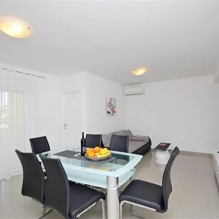 Maja Apartment *
